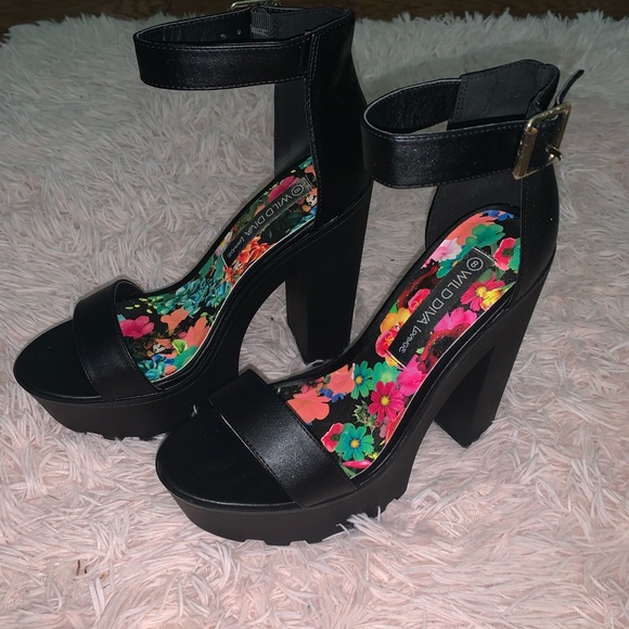 Black Platform Sandals - Picture 3 of 6